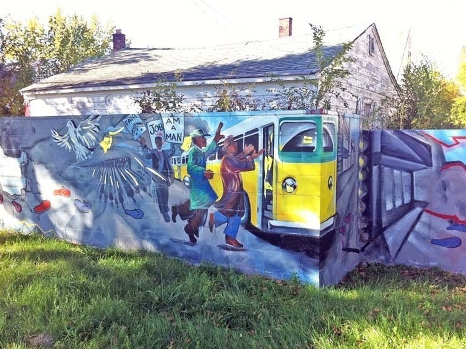 Part of the wall that was built in 1940 has since been painted over with a mural. (Detroit1701.org/Collection maintained at the Univ. of Michigan by Ren Farley and Judy Mullin)