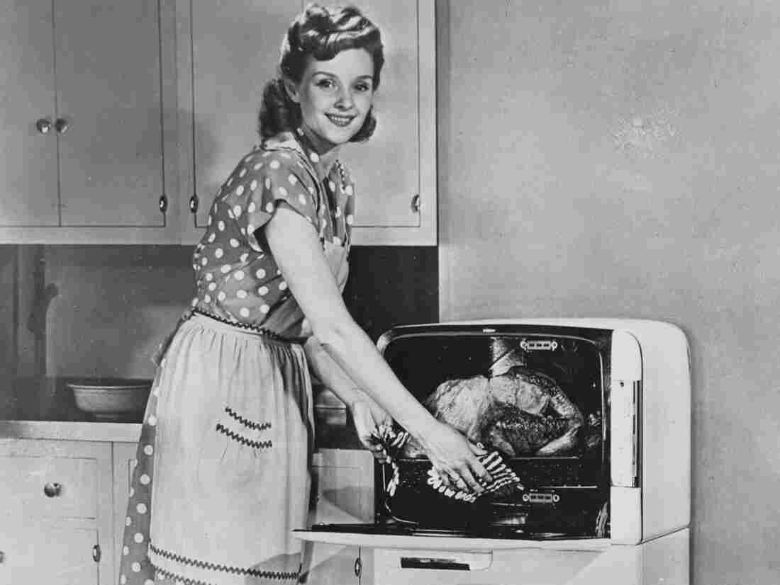 22nd July 1947: An American housewife with a new Bantam electric oven. (Photo by Fox Photos/Getty Images)