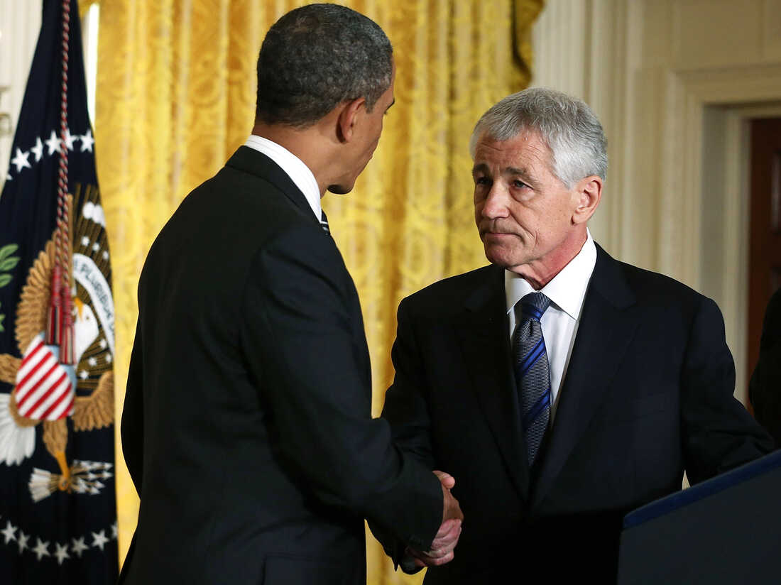 President Barack Obama shakes hands with former Sen. Chuck Hagel, R-Neb.