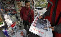 A man buys the latest edition of Southern Weekly at a newsstand near the newspaper's headquarters in Guangzhou, Guangdong province, China, on Thursday. The staff at the influential weekly rebelled to protest censorship by government officials; the newspaper was published Thursday after a compromise that called for relaxing some intrusive controls.