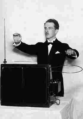 1919, London, England, UK --- Professor Leo Theremin with his invention, one of the first electronic instruments, "Music from the Ether", which has become known simply as a "theremin". --- Image by � Hulton-Deutsch Collection/CORBIS