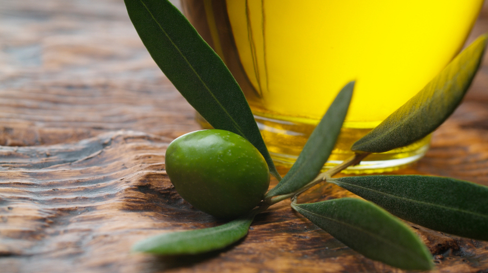 Don't hold back on the olive oil, a Spanish study concludes. (hiphoto40/iStockphoto.com)