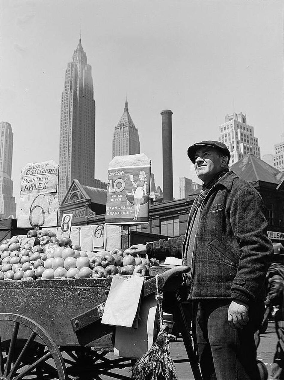 A pushcart fruit vendor at the Fulton fish market in New York City in 1943 (Gordon Parks/Library of Congress)