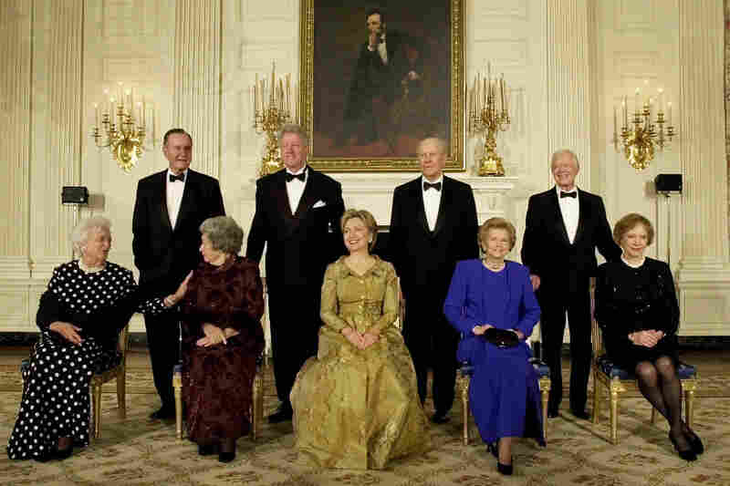 Left to right, Former President George H.W. Bush, President Clinton, former President Gerald R. Ford, and former President Jimmy Carter with first ladies, left to right, Barbara Bush, Lady Bird Johnson, Hilary Clinton, Betty Ford and Rosalyn Carter during a dinner in honor of the 200th Anniversary of the White House Thursday, Nov. 9, 2000 in Washington.