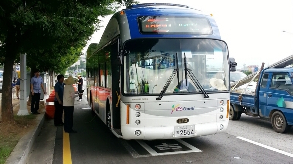 An electric city bus in Gumi, South Korea, is part of a program using electromagnetic fields to charge batteries of electric vehicles. (KAIST)