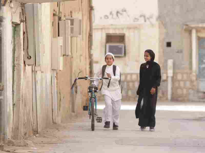 Wadjda (Waad Mohammed) wants a bicycle to race her friend Abdullah (Abdullrahman Al Gohani).