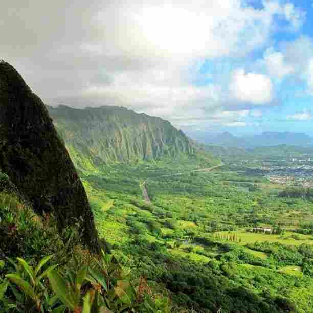 Oʻahu, Hawaiʻi – Pali Lookout: This is where King Kamehameha trapped more than 400 Oahu warriors in 1795, who were then pushed (or jumped) to their deaths off the sheer 1,200-foot cliffs of Nu'uanu Pali.