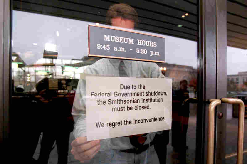 Mike Fetters attaches a sign to a door of the Smithsonian's Air and Space Museum in Washington on Nov. 14.