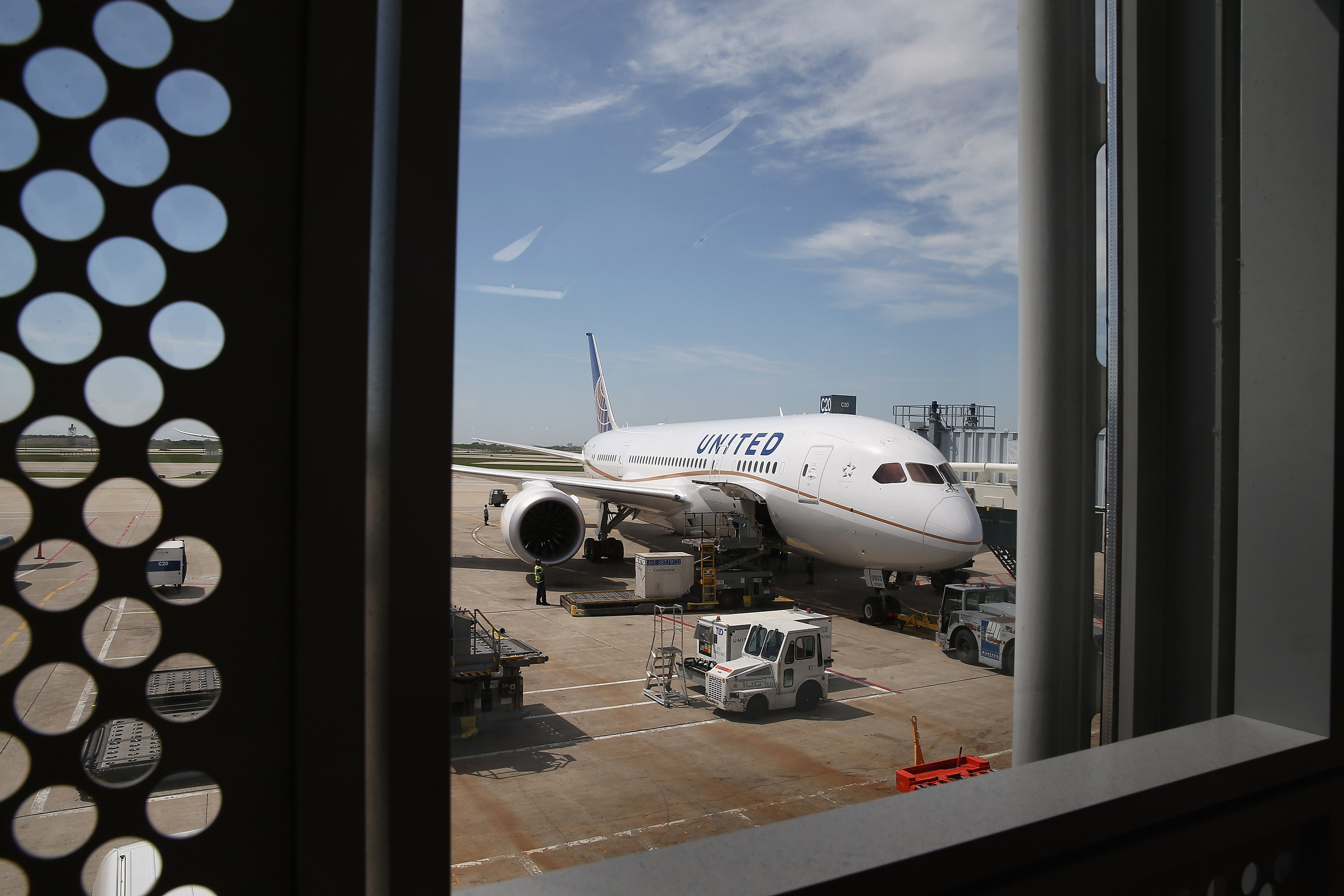 A United Airlines Boeing 787 Dreamliner at O'Hare International Airport. (Getty Images)