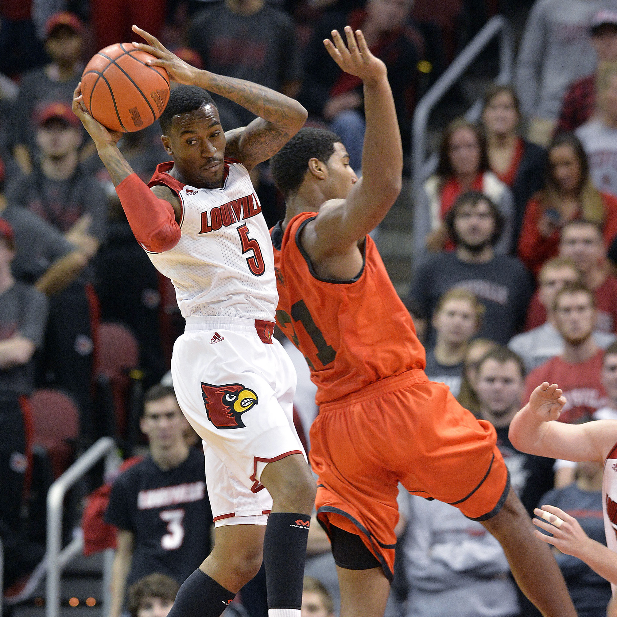 VIDEO: Louisville Basketball Player Who Broke His Leg Returns, Hits ...