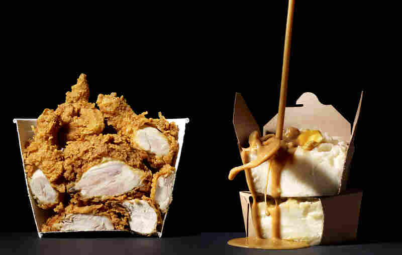 Fried chicken and mashed potatoes with gravy