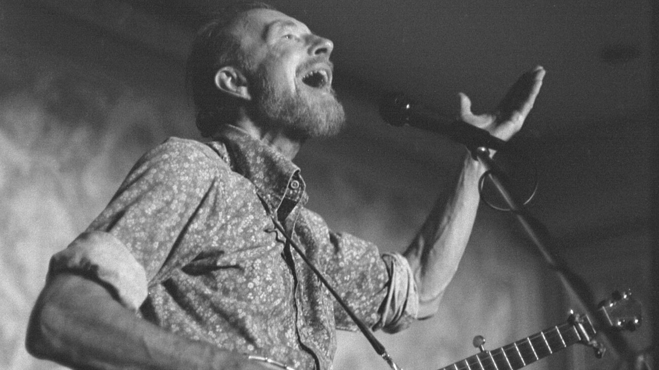 Американский певец пит 5. Пит Сигер. Pete Seeger в молодости. Пит Сигер американский певец. Пит Сигер музыкальное направление.