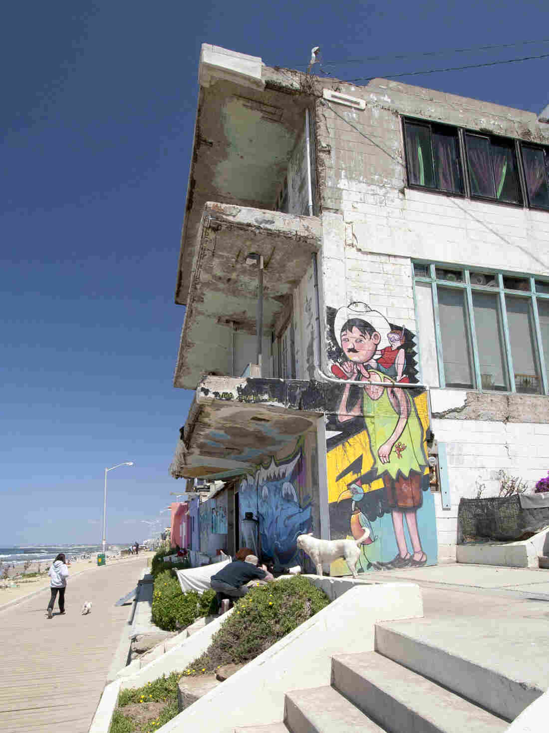 Alfonso Delgadillo's (aka El Norteno) piece in Playas de Tijuana. El Norteno likes to paint scenes of everyday life, like a father spending the day at the beach with his son.