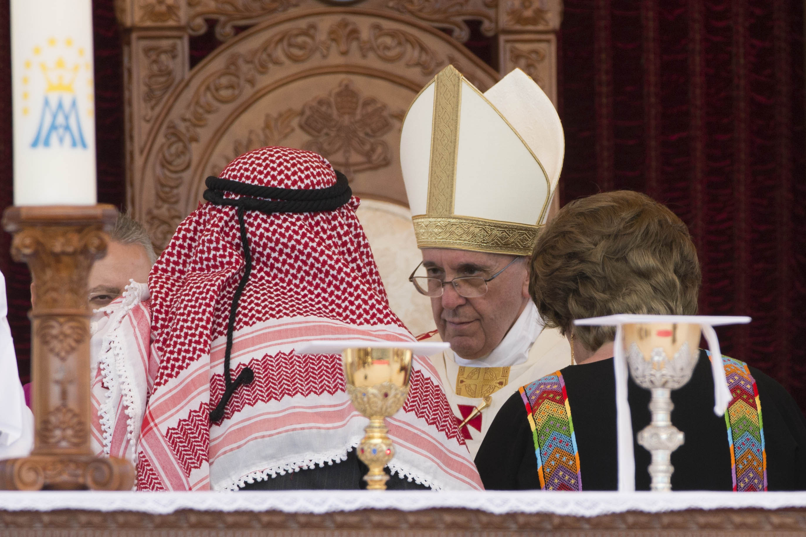 Opening Mideast trip, Pope Francis calls for an end to Syrian war