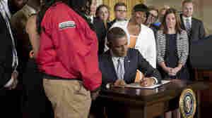 Obama Signs Order Easing Student Loan Payments