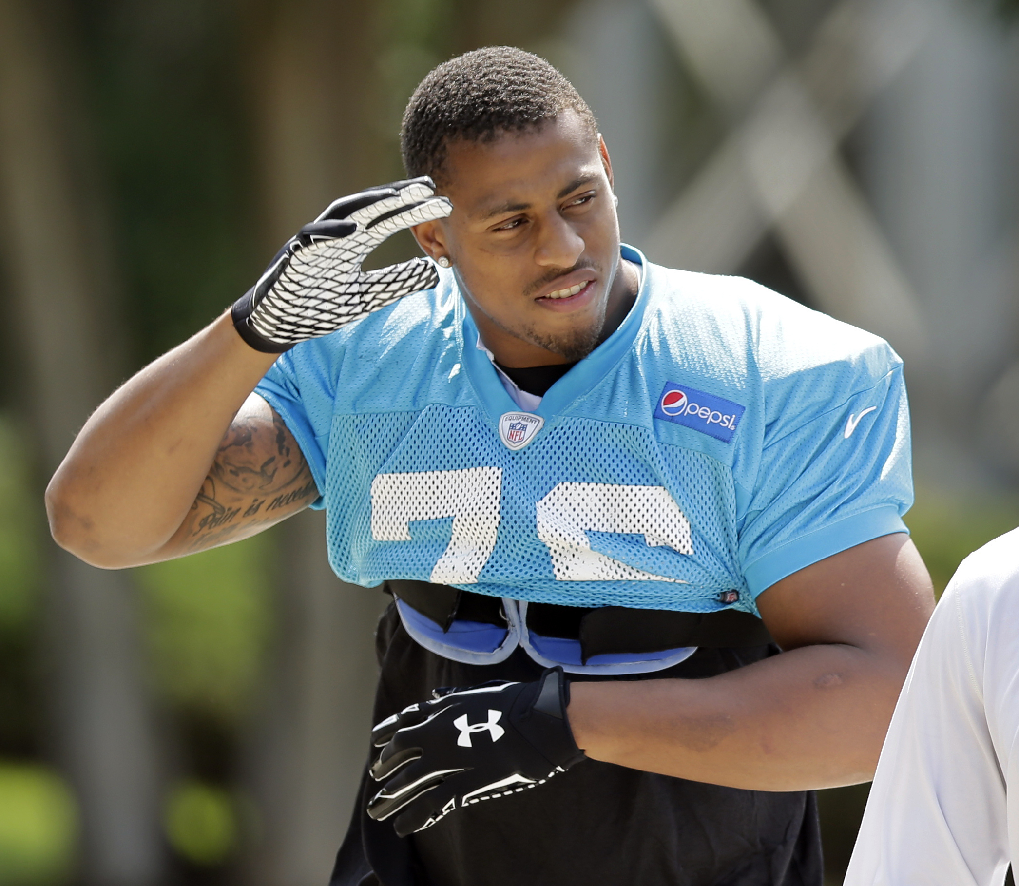 Carolina Panthers' Greg Hardy waves to fans as he arrives for an NFL football practice in Charlotte, N.C., Sept. 11, 2014. (ASSOCIATED PRESS)