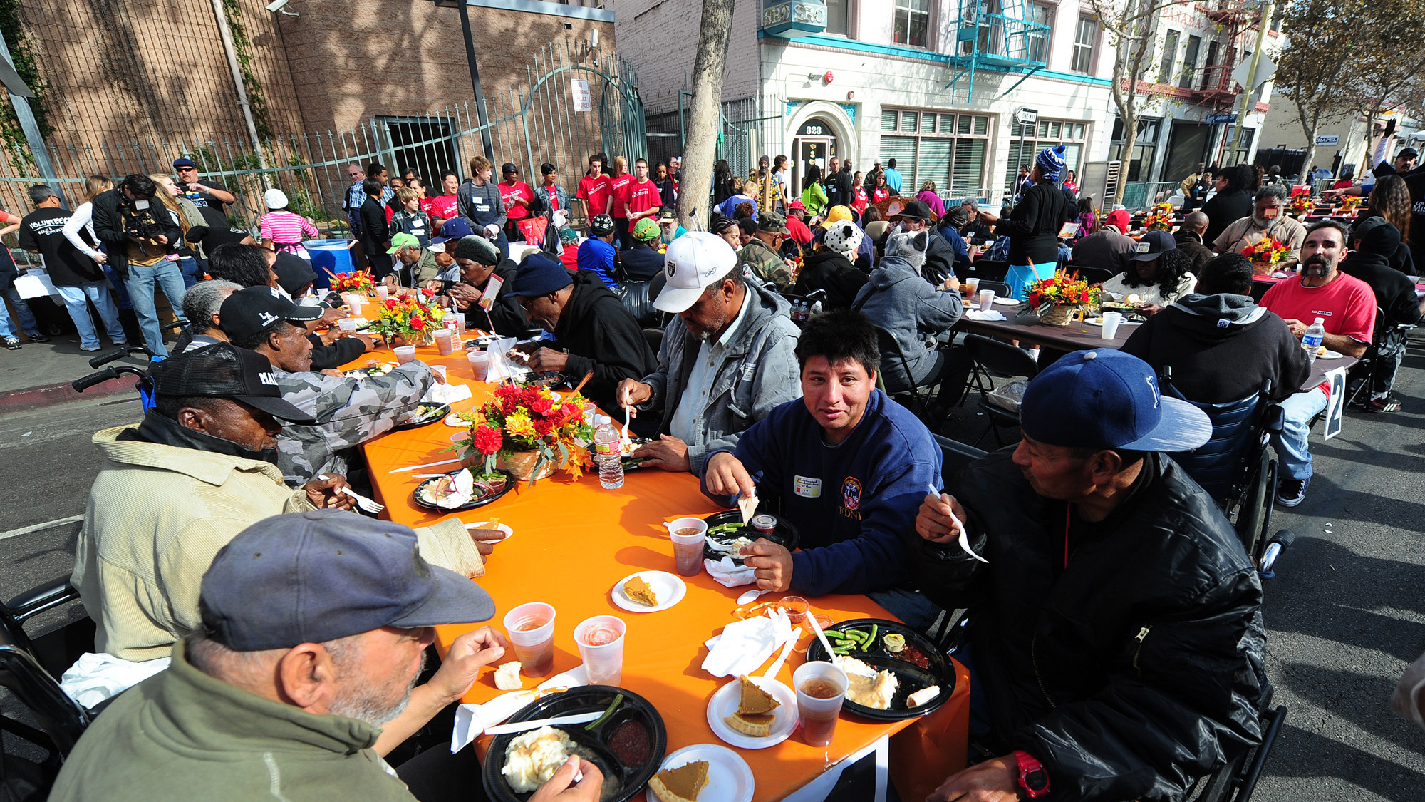 people giving food to the homeless