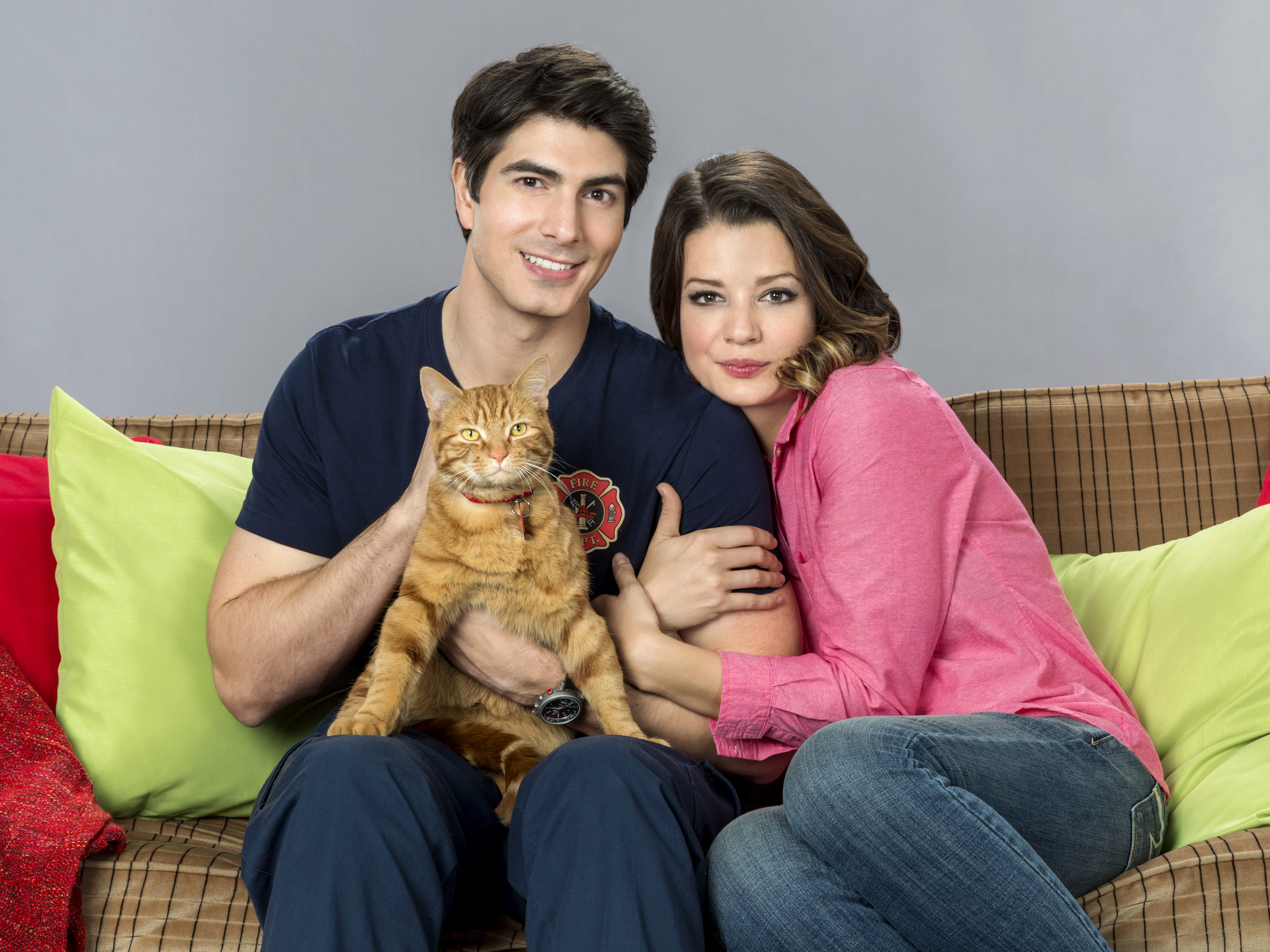 Brandon Routh, Kimberley Sustad and KITTY KITTY KITTY in Hallmark's <em>The Nine Lives Of Christmas</em>. (Hallmark Channel)