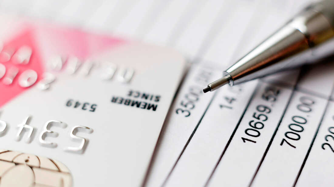 Credit ratings agencies have agreed to give consumers more time to settle health debts before adding them to reports.