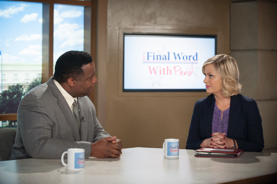 Jay Jackson, as Perd Hapley, interviews Amy Poehler's character Leslie Knope during the sixth season of <em>Parks and Recreation</em>. (Colleen Hayes/NBCU Photo Bank via Getty Images)