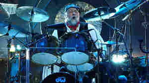 Mick Fleetwood getting it done with Fleetwood Mac during a 2013 performance