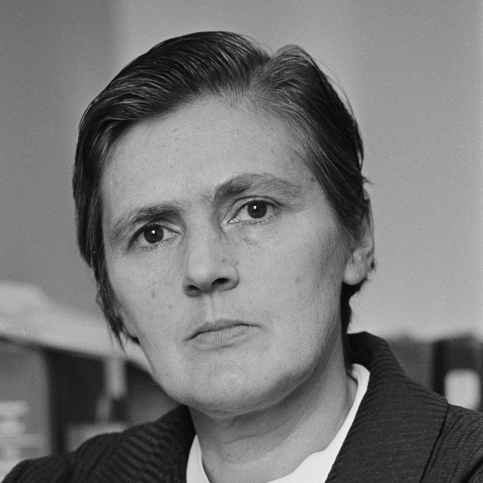 Dr. Frances O. Kelsey of the U.S. FDA, who is credited with keeping the birth-deforming drug, Thalidomide, off the U.S. market, is shown in an Aug. 1962 photo. Kelsey died on Friday at age 101. (AP)