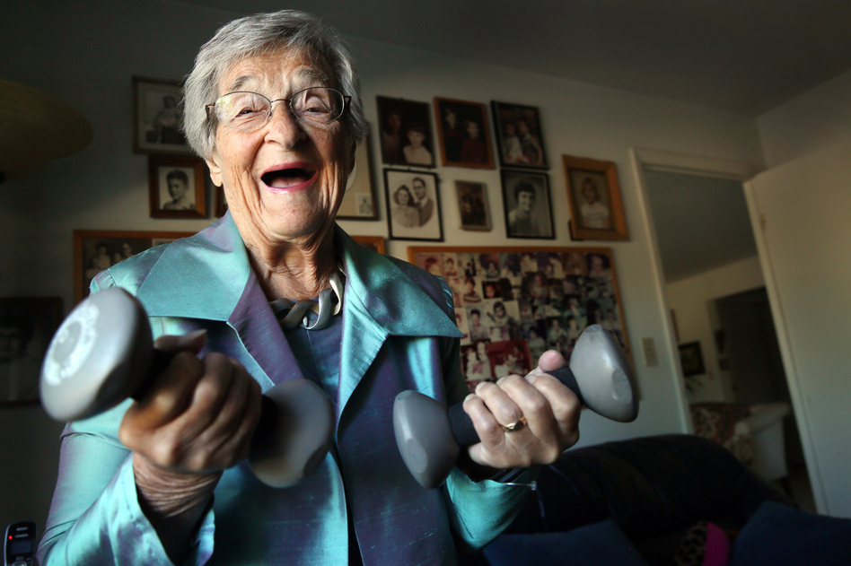 Belle Likover, a 95-year-old retired social worker, told Case Western Reserve medical students that growing old gracefully is all about being able to adapt to one's changing life situation, including health challenges. (Lynn Ischay/Kaiser Health News)