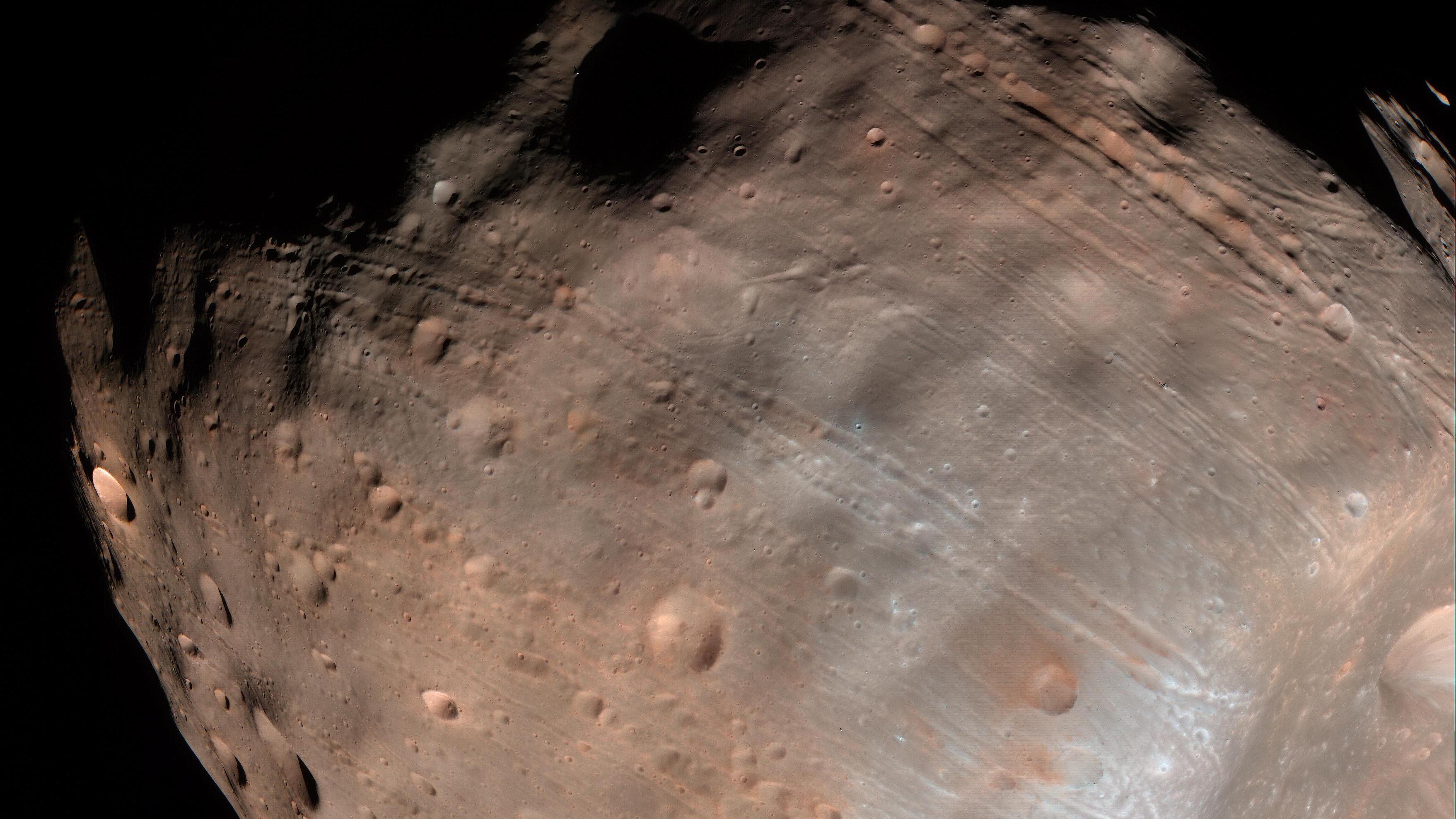 Grooves on Mars' moon are signs that it's slowly shattering, NASA says