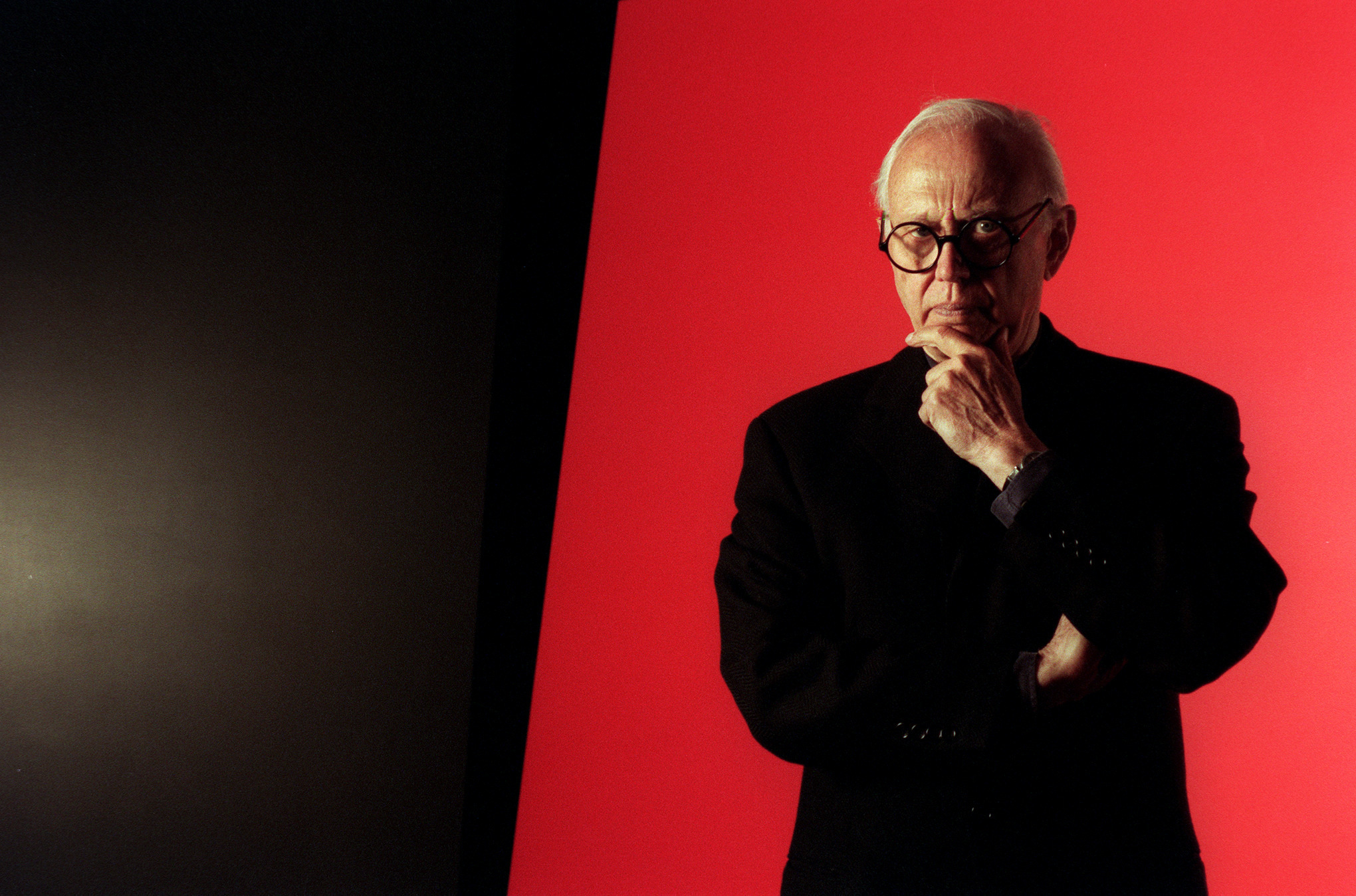 Ellsworth Kelly, shown before one of his huge pieces at Peter Carlson Enterprises, Sun Valley, in 1996, has died at the age of 92.