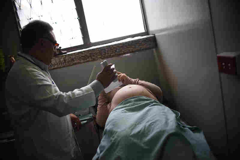 A pregnant woman gets an ultrasound at the maternity of the Guatemalan Social Security Institute (IGSS) in Guatemala City on February 2, 2016. Guatemala increased the monitoring of pregnant women because of the risk of infection by Zika virus.