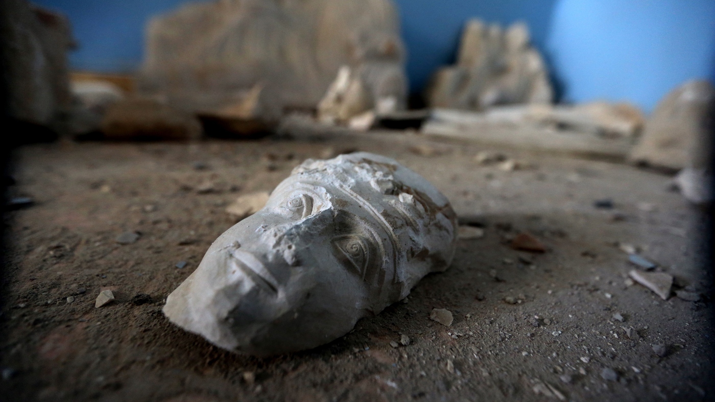 In Palmyra, Islamic State Left Behind Mass Grave, Destroyed ...