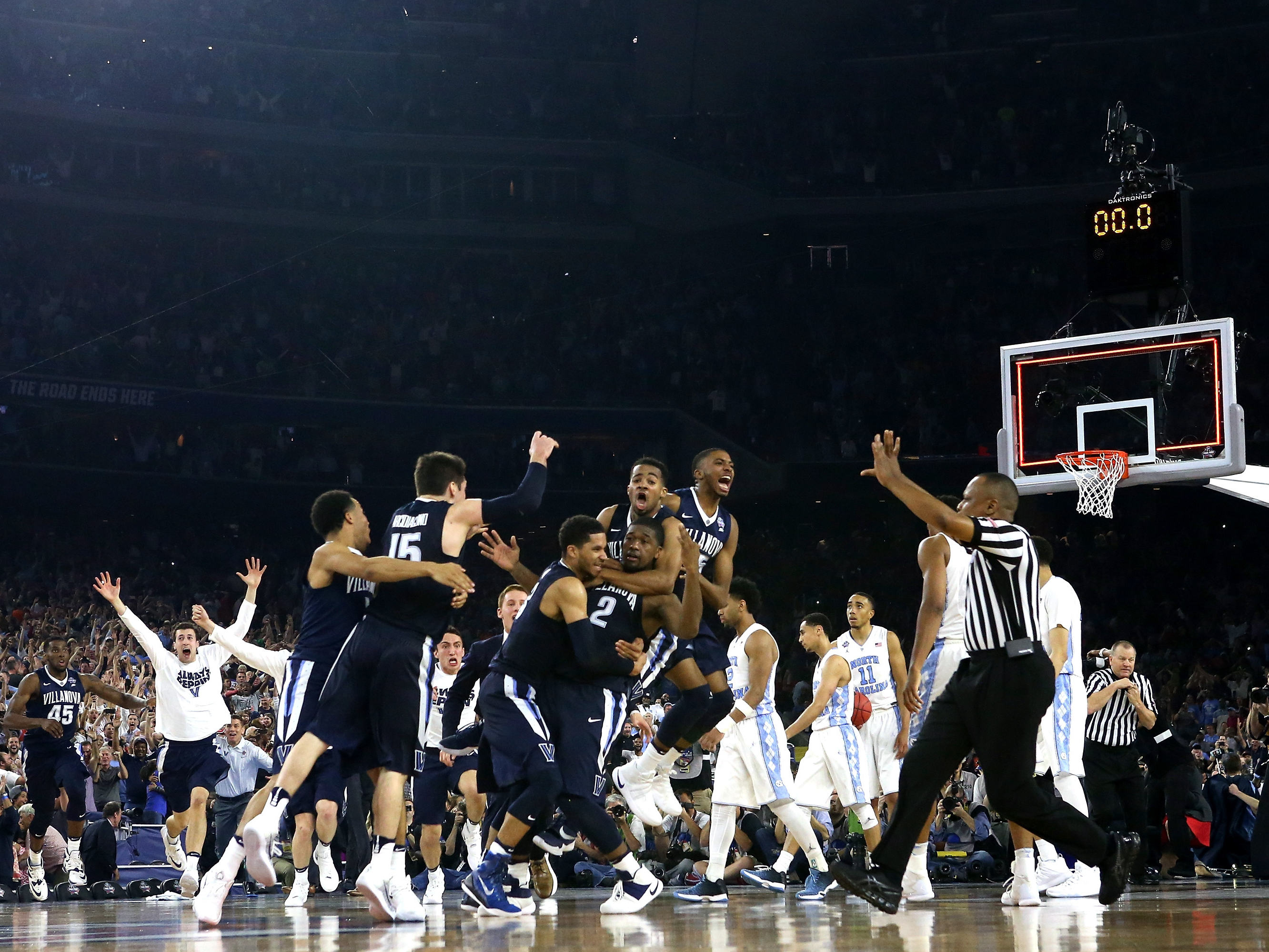 Villanova beats North Carolina 77-74 on buzzer beater to win hoops title