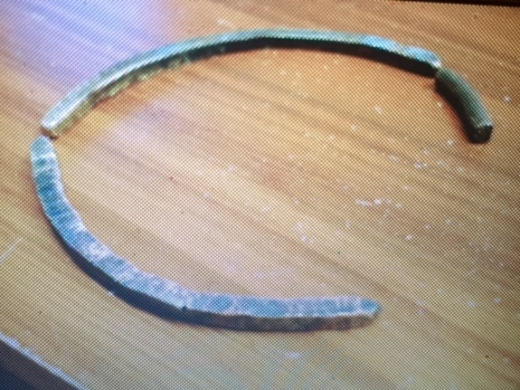 Three curves of gold were held inside the lip of the canister.