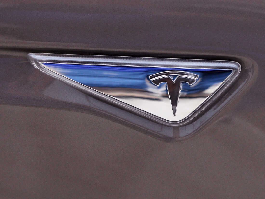 Tesla logo on the new Tesla Model S 70D during a test drive in Detroit.