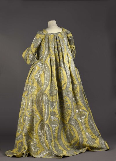 For women used to wearing tight bodices, the loose-fitting robe volante was a welcome change.