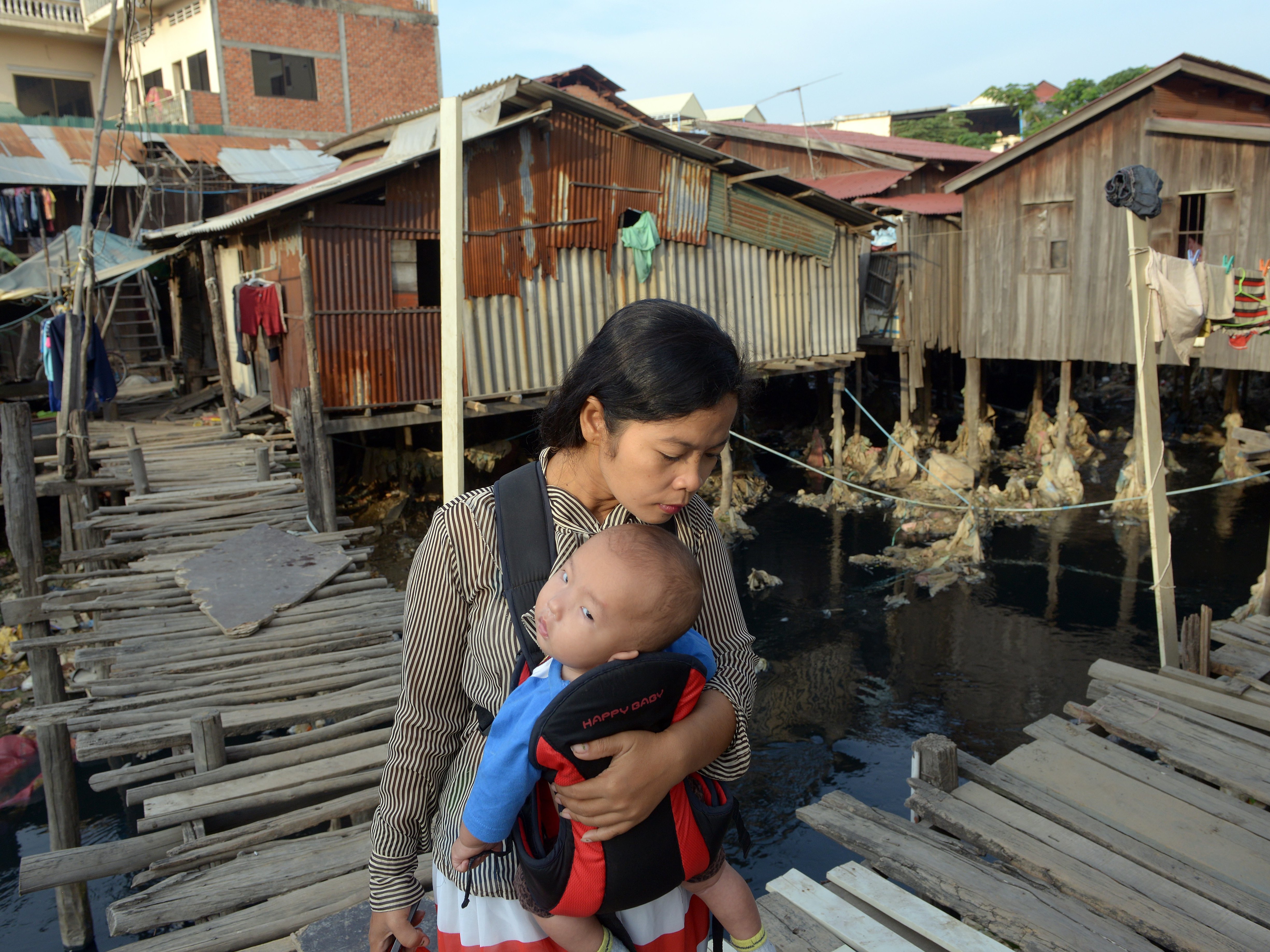 Global poverty declines even amid economic slowdown, world bank says