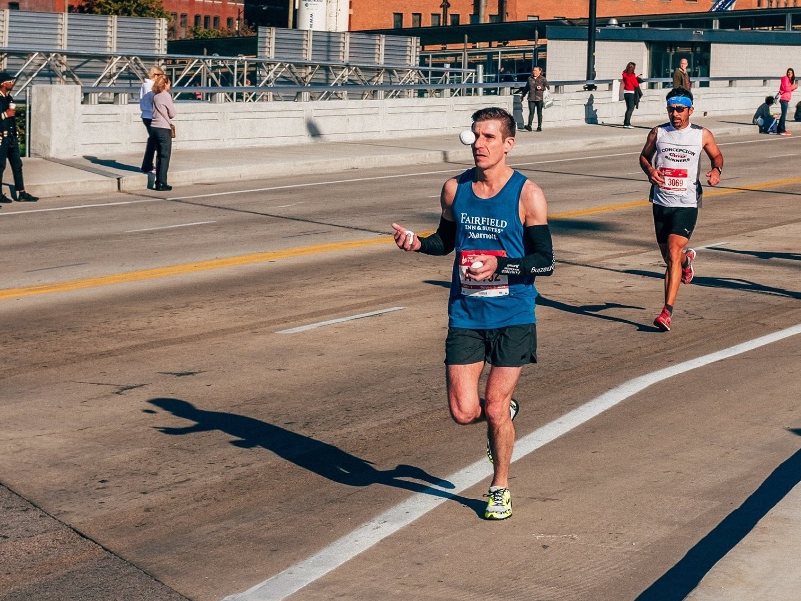Michal Kapral &quot;joggling&quot; during last weekend's Chicago Marathon. (Courtesy of Michal Kapral)