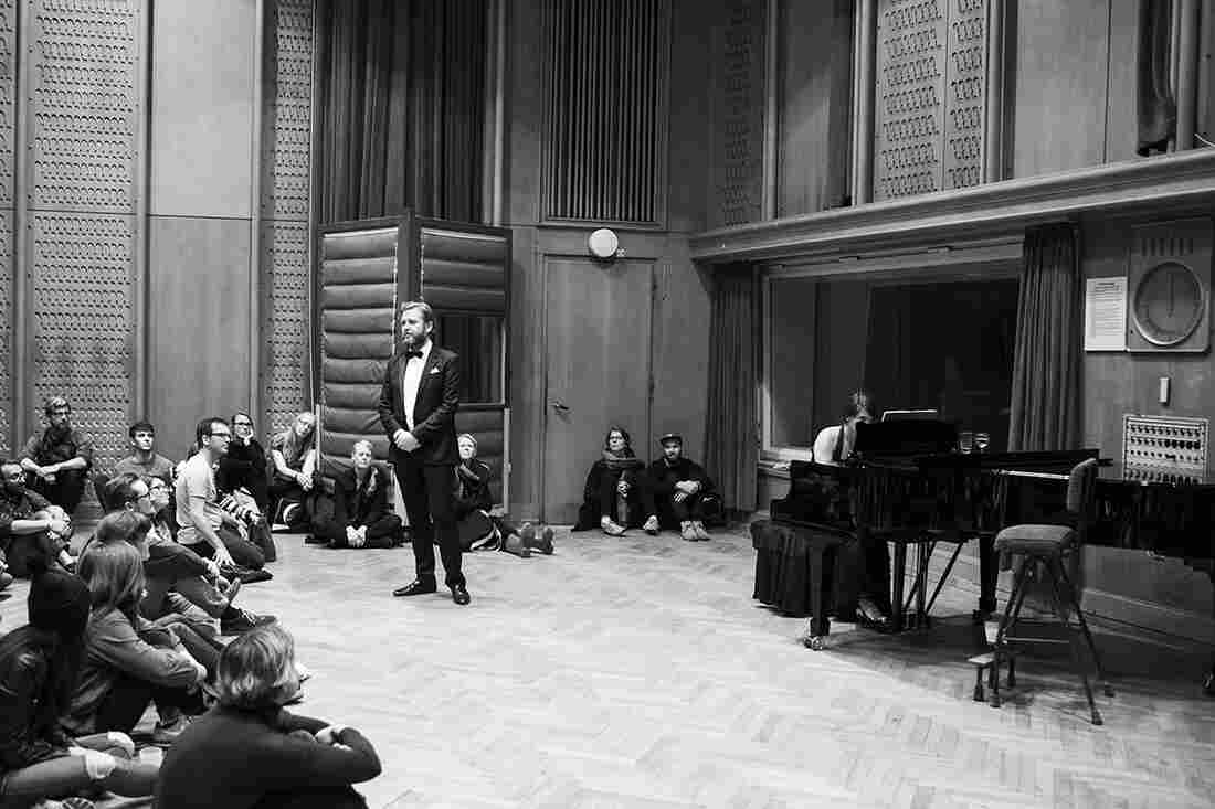 Ragnar Kjartansson and Ingibjörg Sigurjónsdóttir perform songs by Schumann in Saal 4 at the Funkhaus.