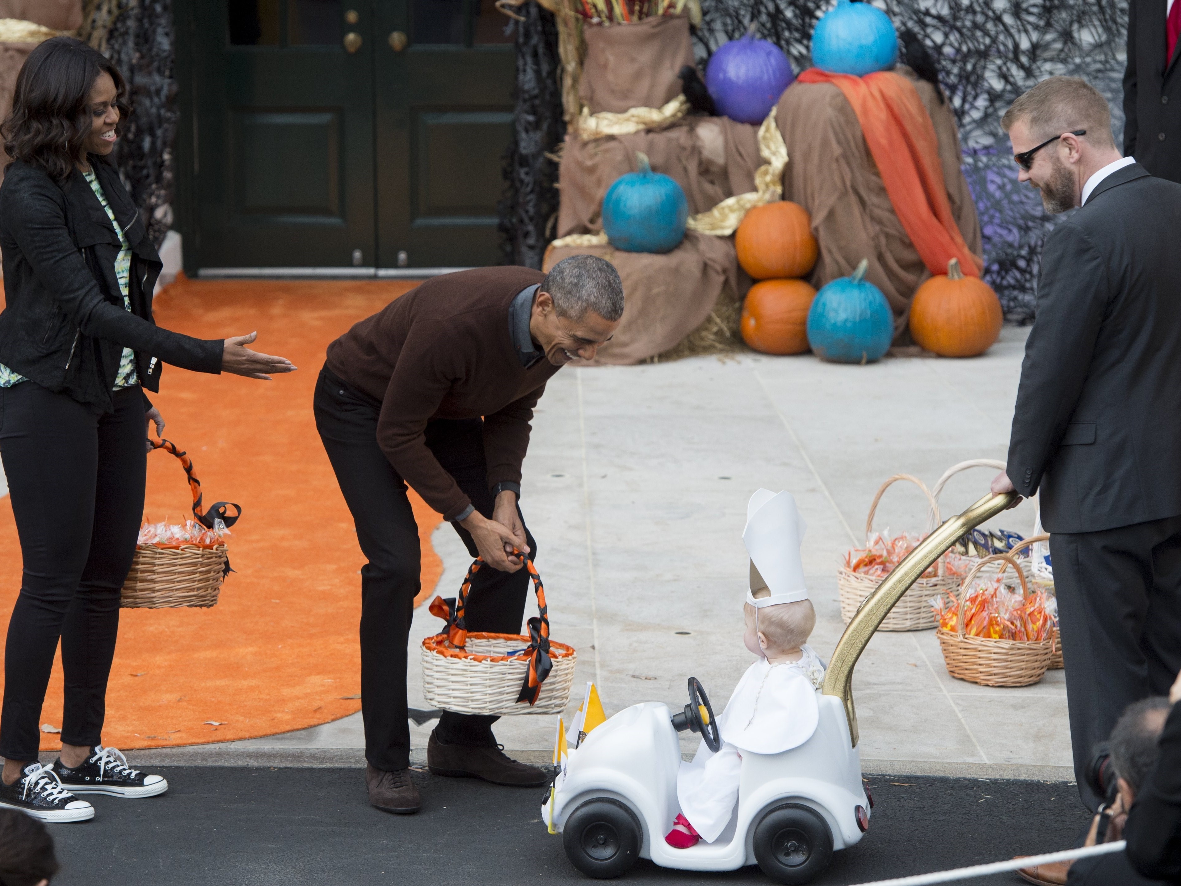 Obamas Welcome Trick-Or-Treaters, Dance To 'Thriller' 7 gettyimages 495004304 881a4150f4007624edd4a9f8486232195553918f