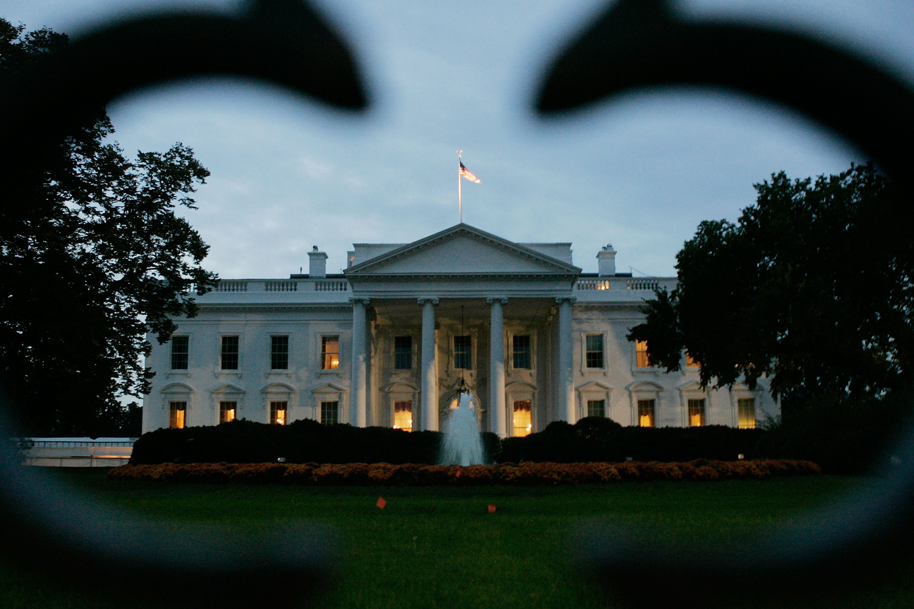 The early morning sun begins to rise behind the White House. (Getty Images)