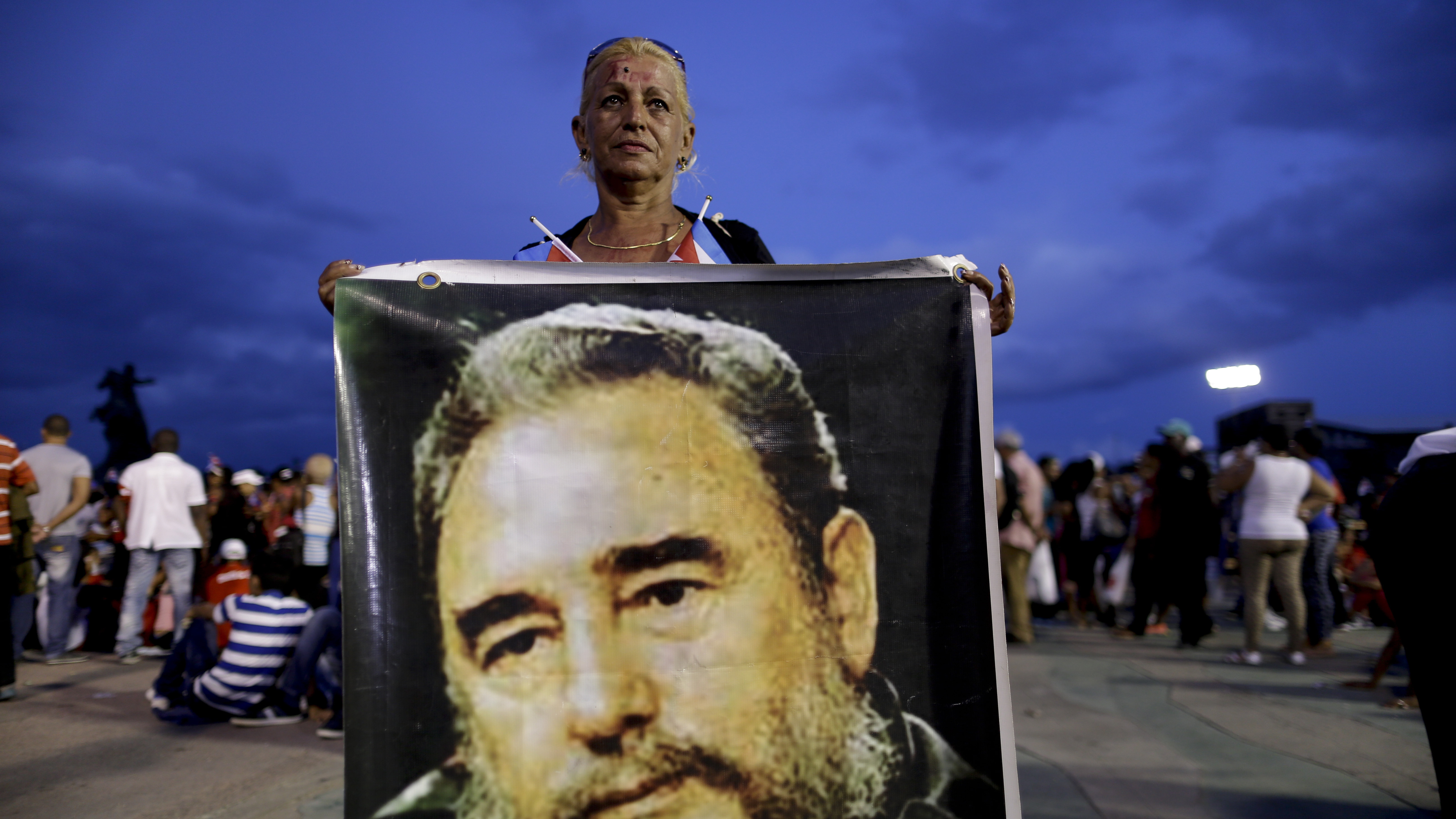 Cuban Military Fires 21-Gun Salute As Fidel Castro's Ashes Are Interred ...