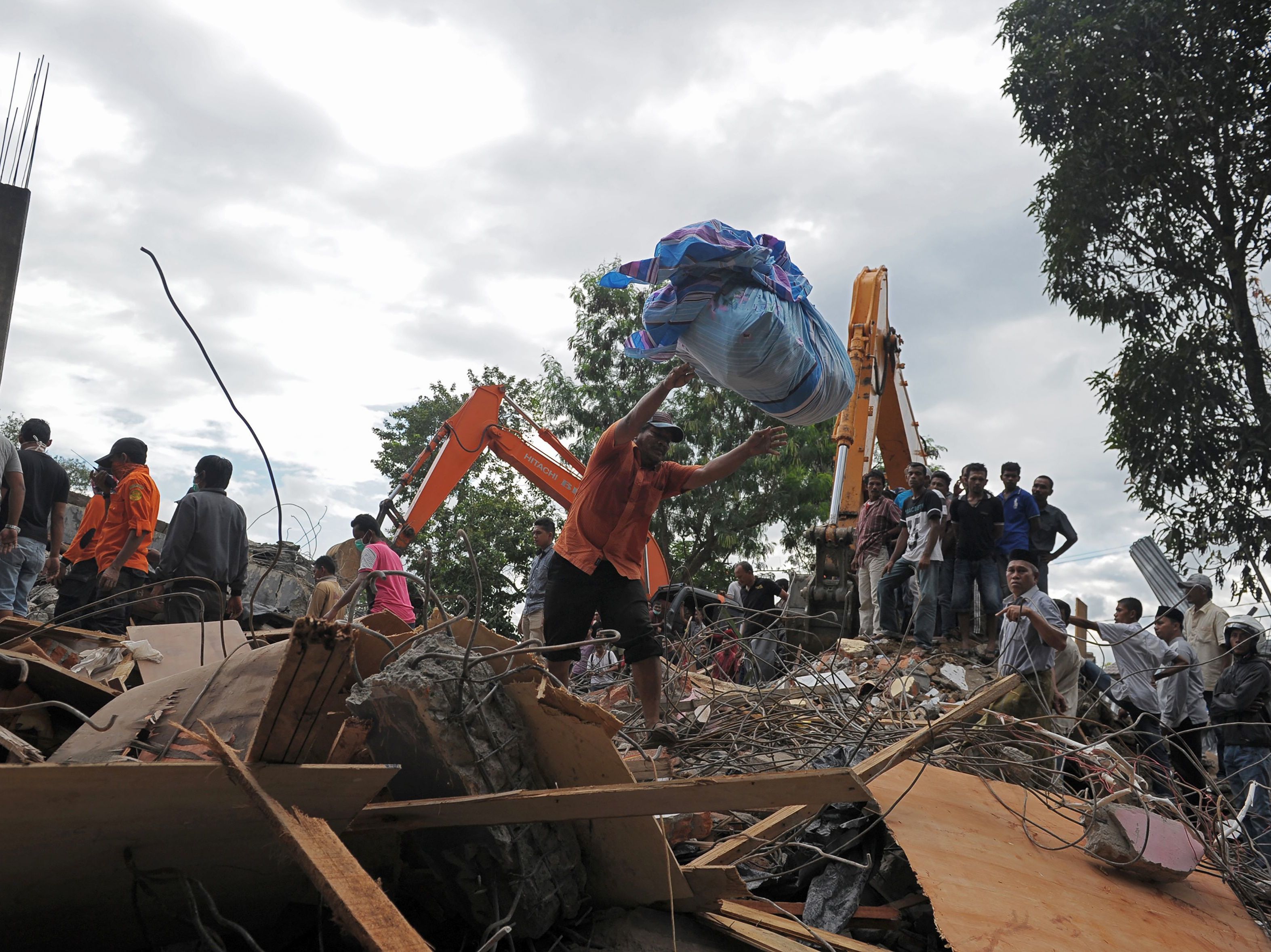 Vanuatu Earthquake Survivor In Landslide'S Path - j2svqkk