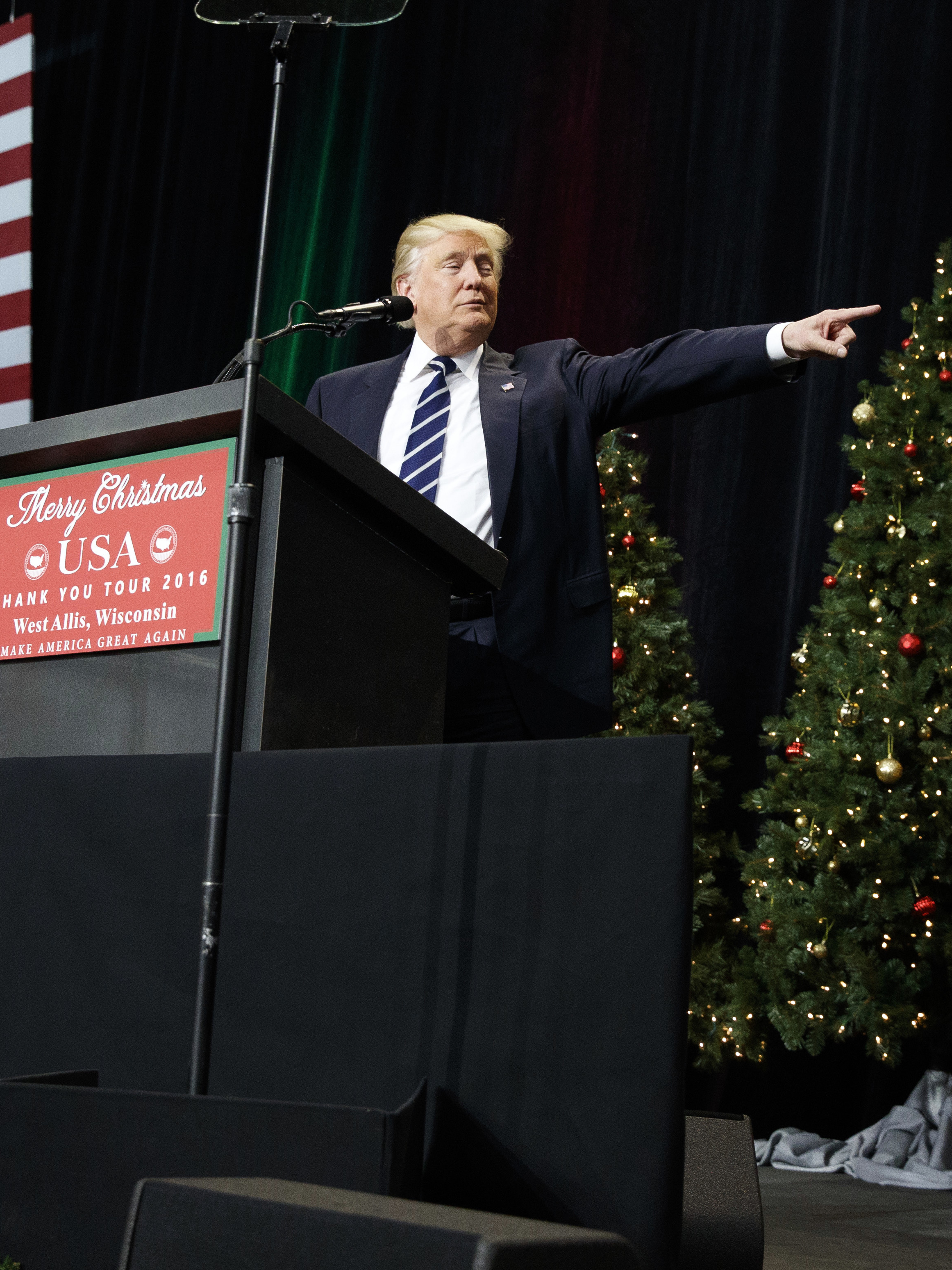 Christmas tree lighting 2022 trump leaves abruptly
