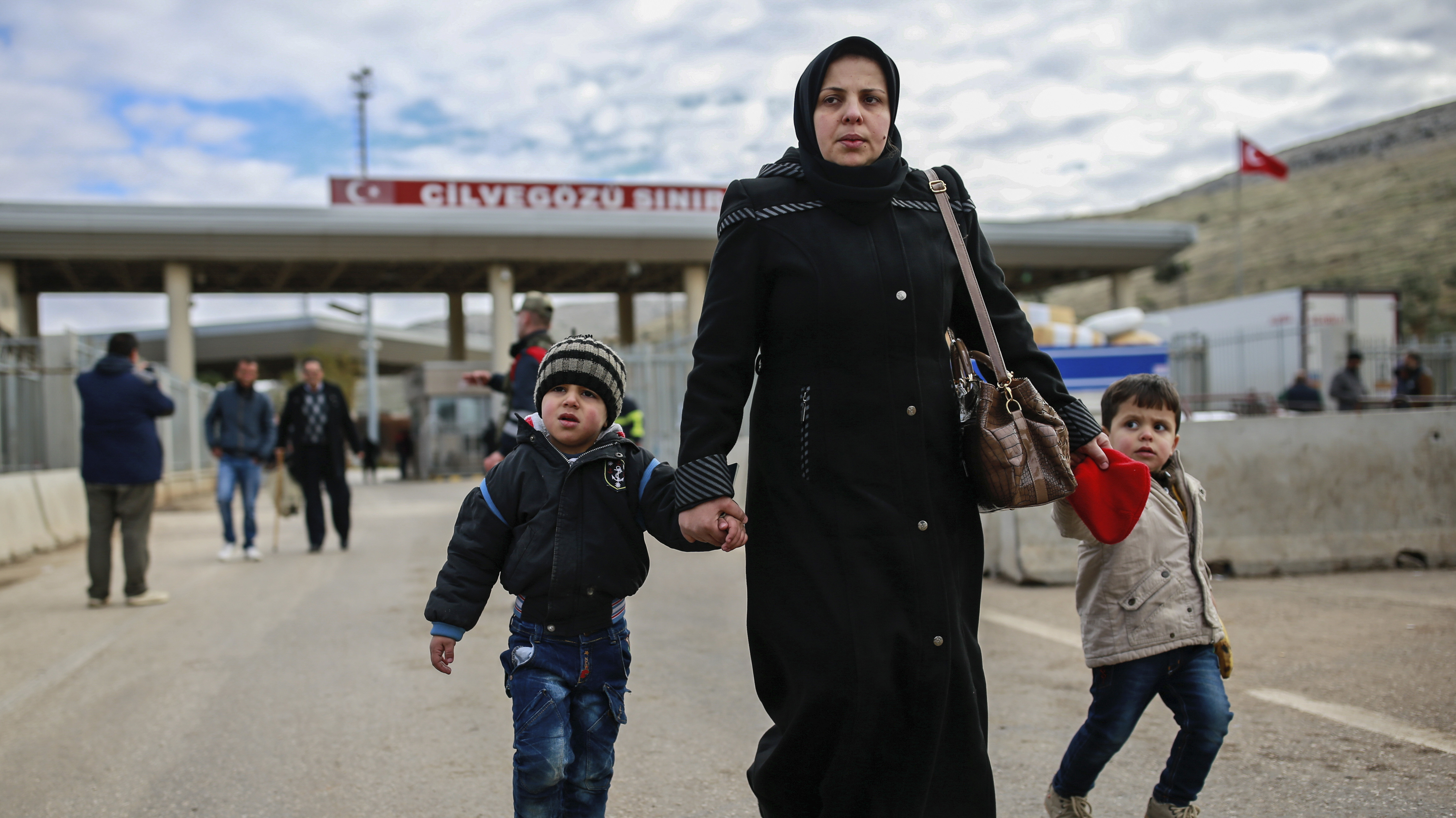 Aid workers greet kids finally evacuated out of Aleppo