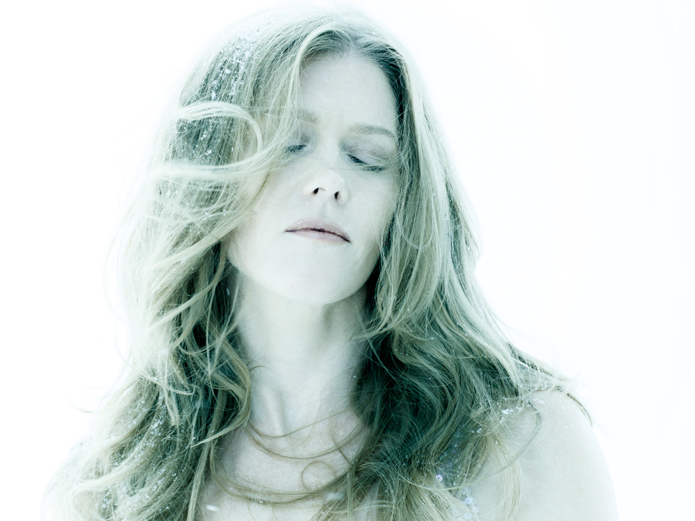 Soprano Barbara Hannigan shines in <em>let me tell you</em> by Hans Abrahamsen. (Elmer de Haas)