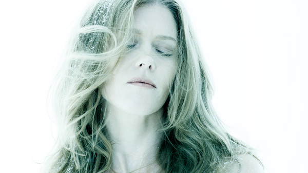 Soprano Barbara Hannigan shines in let me tell you by Hans Abrahamsen.