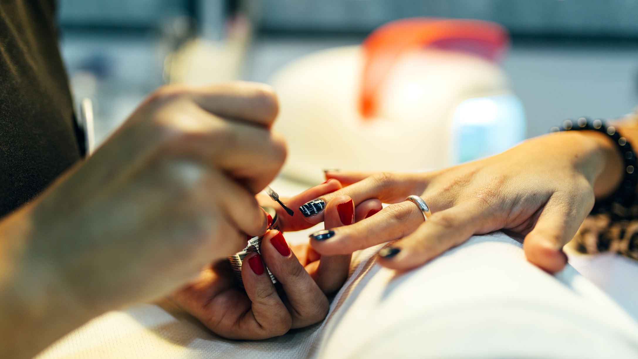 A new Illinois state law aims to take advantage of the close relationships people often have with beauty professionals, and train stylists to recognize signs of abuse. (Getty Images/Westend61)
