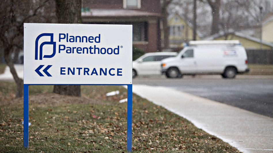 Signage is displayed outside a Planned Parenthood office in Peoria, Ill. Donald Trump's political inner circle is very much in favor of defunding the organization. (Daniel Acker/Bloomberg via Getty Images)