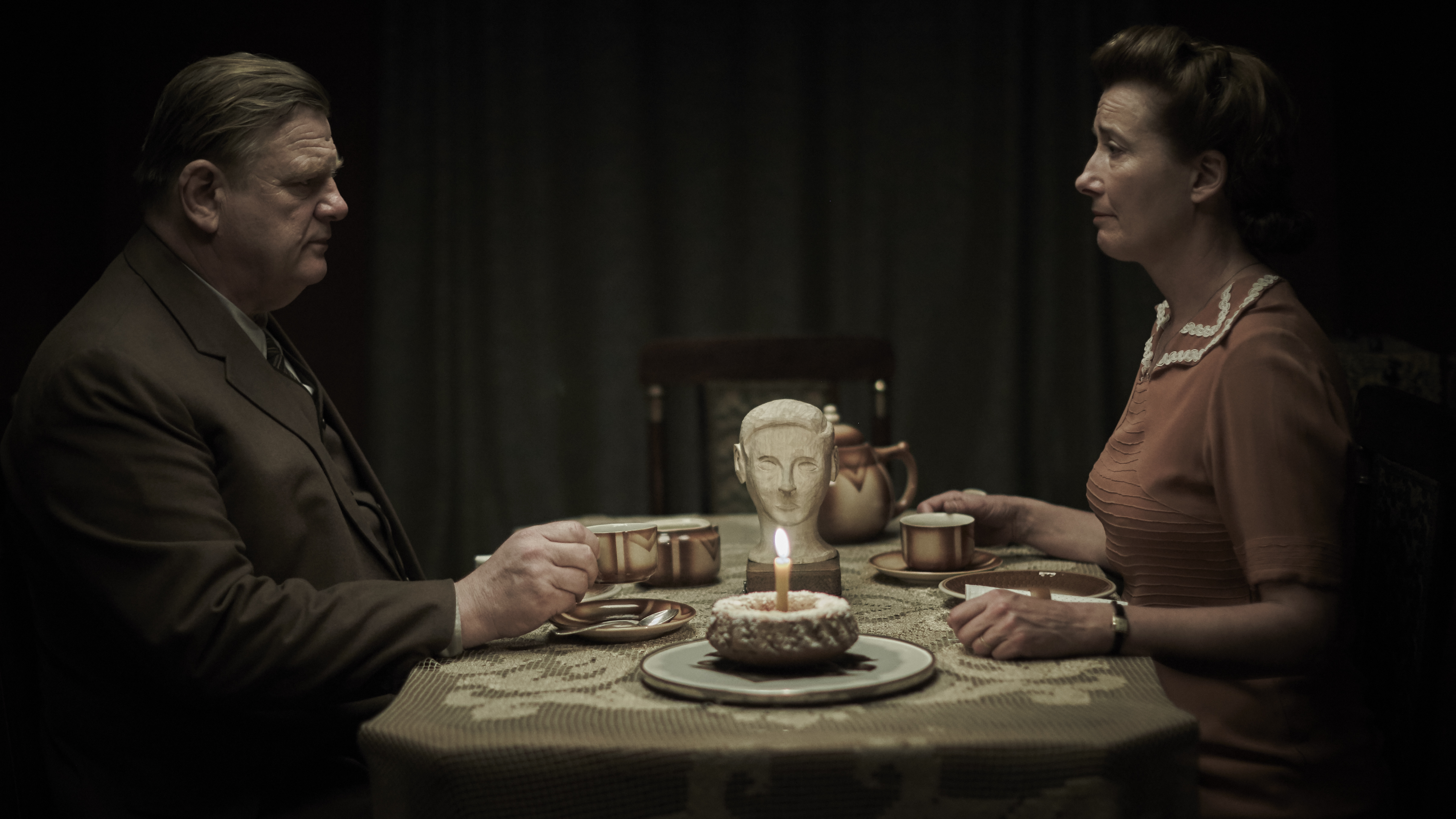 Otto (Brendan Gleeson) and Anna (Emma Thompson) are Alone in Berlin.