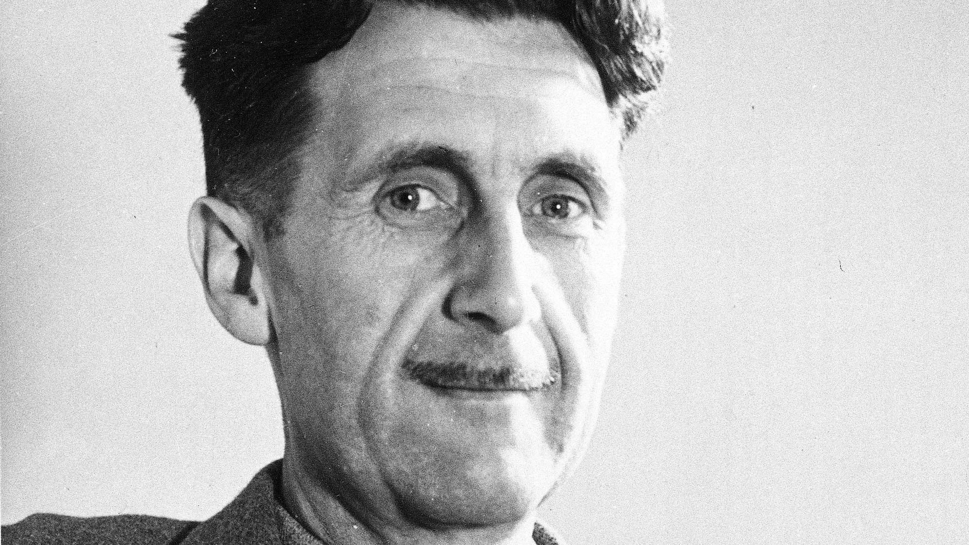 Writer George Orwell, author of the novel 1984, which portrays a dictatorship that imposes its own facts.